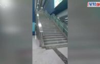 黑雨｜沙田迎大暴雨 港鐵大圍站梯間變瀑布 職員忙於掃水清理