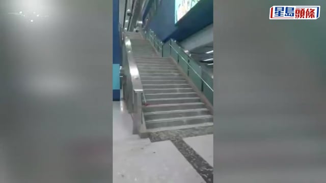 黑雨｜沙田迎大暴雨 港鐵大圍站梯間變瀑布 職員忙於掃水清理