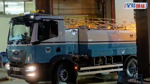 荃灣中心大停電｜老婦不適送院 居民冒雨落樓取水 當局啟動緊急事故監察及支援中心應對