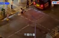 沙角邨多人毆鬥 男子倒地遭踩頸 兇徒呼同黨「執手尾」:你搞掂佢啦