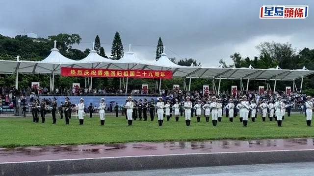 昂船洲軍營一連兩日開放 市民觸摸槍械試穿軍裝大讚內容目不暇給