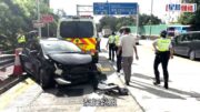 龍翔道私家車彎位失控打「白鴿轉」 撼石壆再撞警車 司機及1警員受傷
