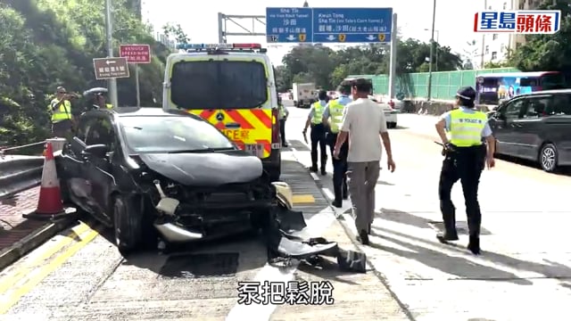 龍翔道私家車彎位失控打「白鴿轉」 撼石壆再撞警車 司機及1警員受傷