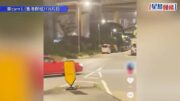 青衣迴旋處紅色日產跑車玩「飄移」危駕 警拘25歲男司機