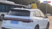 家長注意｜西安女司機揸Benz 兩女童違規「出天窗」遭檢舉受罰｜有片