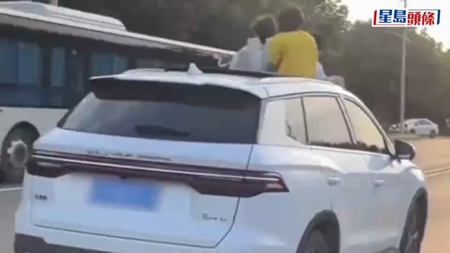 家長注意｜西安女司機揸Benz 兩女童違規「出天窗」遭檢舉受罰｜有片