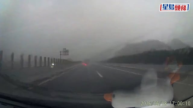 車Cam直擊｜珠海高速私家車疑遭雷擊 瞬間死火受損幸人無恙 專家警告先勿落車｜有片