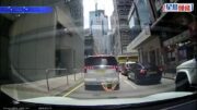 FV牌七人車中環強行左轉 無視行人安全 警循不小心駕駛調查