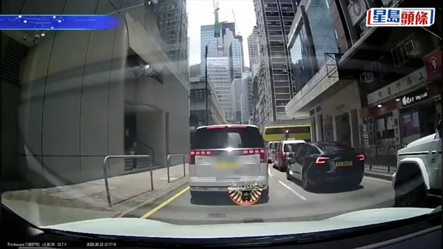 FV牌七人車中環強行左轉 無視行人安全 警循不小心駕駛調查