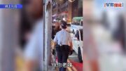 西環Tesla疑違交通例 外籍男爆粗與警爭執 向路人豎中指遭警喝止:唔好攞彩