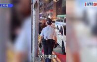 西環Tesla疑違交通例 外籍男爆粗與警爭執 向路人豎中指遭警喝止:唔好攞彩