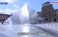 劉嘉玲罕露驚恐表情畫面曝光 低胸任代言人惹過百粉絲起哄 疑被嚇窒以手遮胸