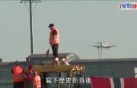 劉嘉玲罕露驚恐表情畫面曝光 低胸任代言人惹過百粉絲起哄 疑被嚇窒以手遮胸
