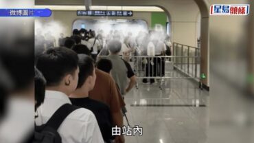 北上注意︱深圳地鐵實施「逢包必檢」首日逢暴雨 安檢塞爆乘客大排長龍