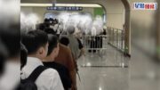 北上注意︱深圳地鐵「逢包必檢」安檢塞爆 混亂間有乘客撞倒職員