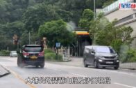 大埔公路兩段限速50︱記者直擊私家車違規右轉出屋苑 快線停車Cut雙白險象環生 運輸署有回覆！