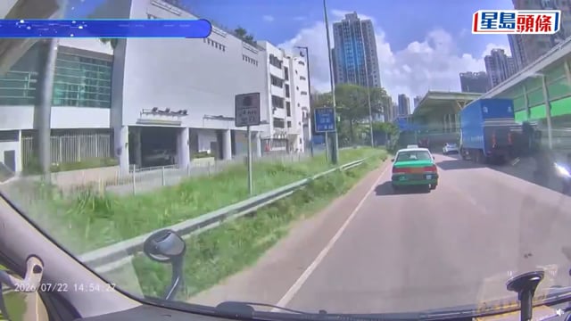 車Cam直擊｜屯門的士男乘客突跳車倒地 網民嚇親：唔使搵命搏