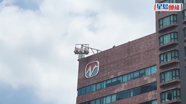 沙田新城市商業大廈2工人高空工作被困吊船 消防高空拯救隊出動救回