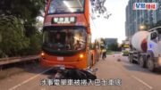 東涌電單車捱撞捲九巴車底 鐵騎士遭拖行重創昏迷 60歲車長被捕