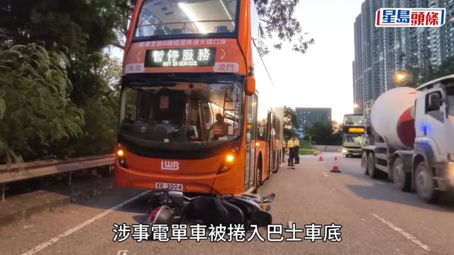 東涌電單車捱撞捲九巴車底 鐵騎士遭拖行重創昏迷 60歲車長被捕