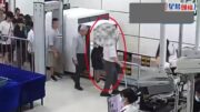 深圳灣口岸｜鬼祟男旅客形跡可疑 海關聞出怪味「尿袋」檢獲4.72克冰毒｜有片