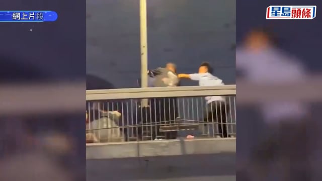 武漢城管天橋瘋狂圍毆攤販 通報：攤販先出手︱有片