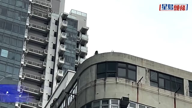 珍惜生命︱土瓜灣男子危站天台 警方封路游說 消防開氣墊戒備
