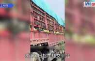 有片｜中環的士「打橫」困窄巷 司機救車20分鐘無果 網民：要向後bye