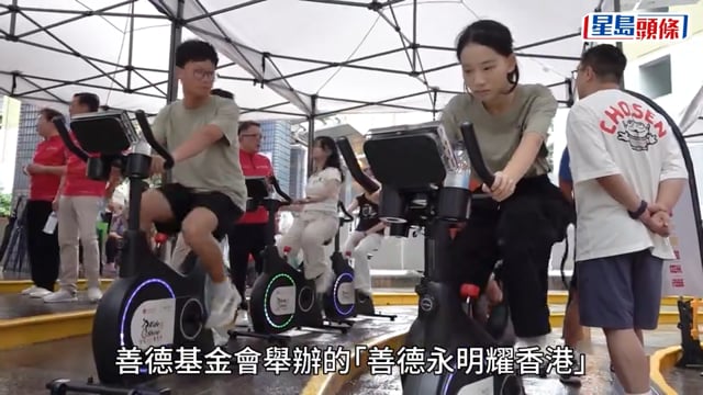 李家超元州邨落區試踏智能單車 在場青年指特首平易近人：同朋友冇乜區別