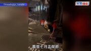 盂蘭節紅衫大媽燒衣 扔落高街鬼屋外渠道 街坊憂爆炸勸阻遭懶理｜有片