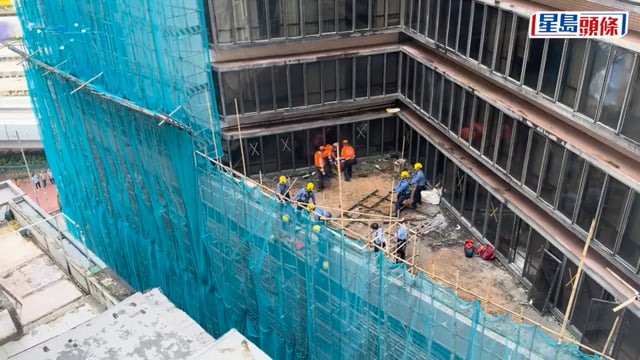九龍城學生宿舍地盤意外｜39歲安全經理墮斃 遺孀悲痛認屍 需攙扶離開