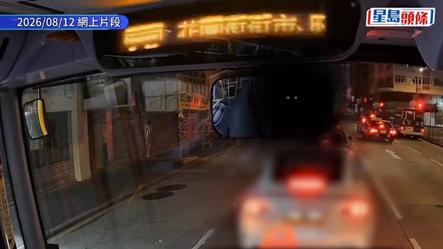 旺角Tesla連環切線轉彎 疑收掣不及撞倒女途人 網民：自以為車手