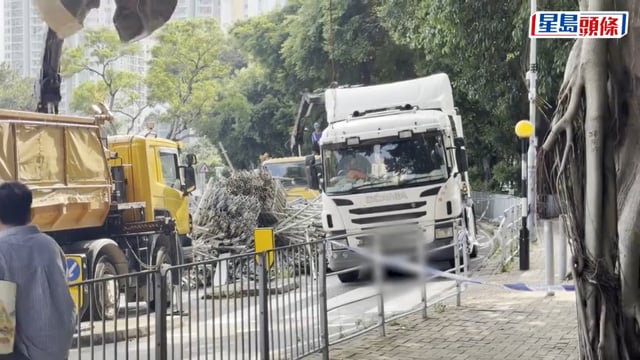東涌道貨車大量鋼枝傾塌 來回一度全封 司機被控載貨不穩