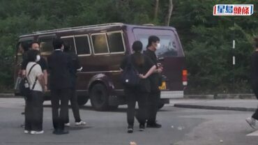 獨家丨梅媽今日出殯 傍晚靈車抵達富山火葬場 廿親友哭別送最後一程 梅啟明無影