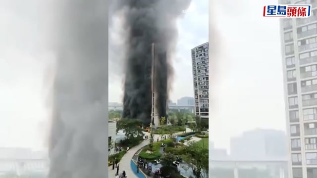 杭州西湖區電動單車停放點起火 屋苑被濃煙包圍熏黑｜有片