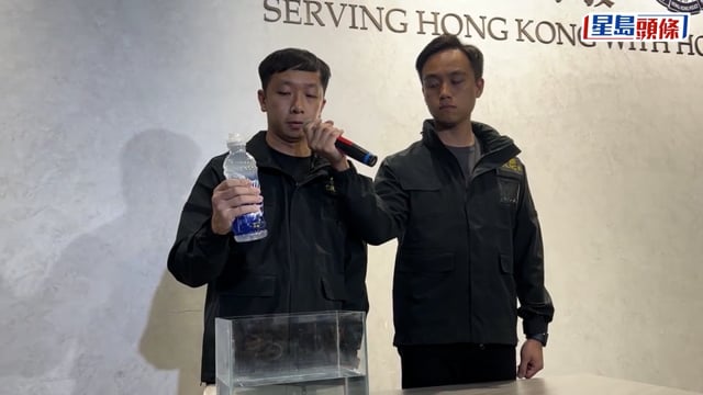 斧山道運動場飲品案｜警方化驗證無化學毒素 即場示範揭「樽身滲水」真相 易撕線微孔藏冰水