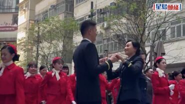 80位國泰空姐空少現身太古坊跳舞 展示跨年代制服 員工主動請纓演出「送給香港人的禮物」