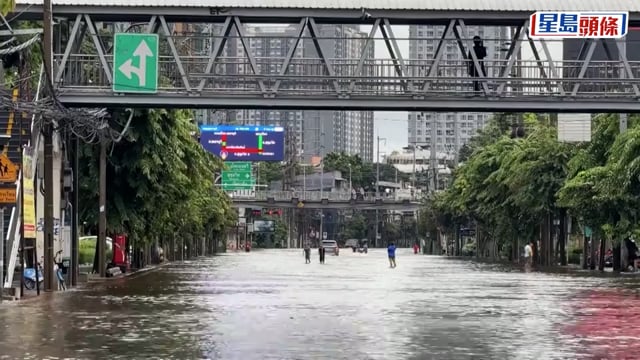 曼谷水浸｜致8死超180萬人受災損失逾3億美元 鱷魚出逃民眾街頭衝浪