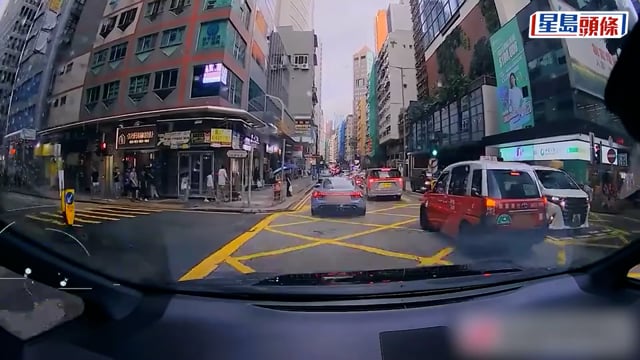 灣仔Audi切線受阻 竟伸手開的士車門逼讓路 網民熱議：呢招有創意