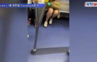 港鐵MMA｜兩中年漢車廂爆衝突 灰衫男壓Cap帽男再箍頸 乘客合力勸架