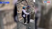笨豬跳惡夢｜女遊客反悔崩潰哭叫 工作人員強行「踢落」79米懸崖