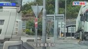 屯赤貨櫃車剷上石壆 司機被困救出昏迷送院