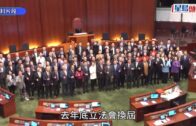 長洲東灣泳灘散落大批可疑香煙 警員到場檢走廿箱